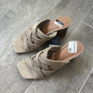NWT Women's Andy Heels - Universal Thread - Tan - Size 8.5